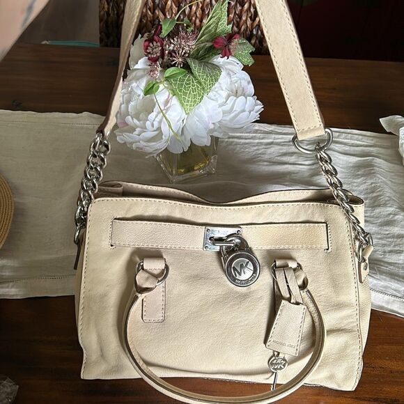 Michael Kors handbag silver lock and keys tan color impeccable - Picture 2 of 13